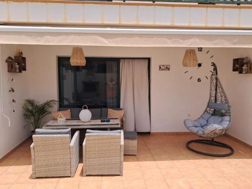 salon ze stołem i krzesłem w obiekcie Casita A Pitisa w mieście Playa Blanca