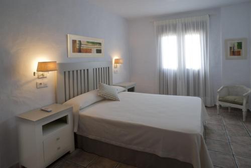 Postel nebo postele na pokoji v ubytování Hotel Almadraba