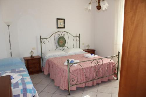 1 dormitorio con 1 cama con manta rosa en ALLOGGIO PREDIO VALCELLE, en Acquapendente