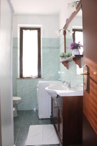 een badkamer met een wastafel en een toilet bij ALLOGGIO PREDIO VALCELLE in Acquapendente