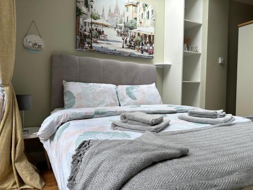1 dormitorio con 1 cama con toallas en Centre of Killaloe Village, Lovely Apartment en Killaloe