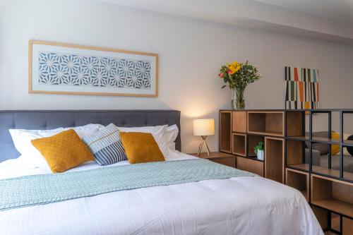 a bedroom with a bed and a vase of flowers at DOMINION SANTA FE in Mexico City