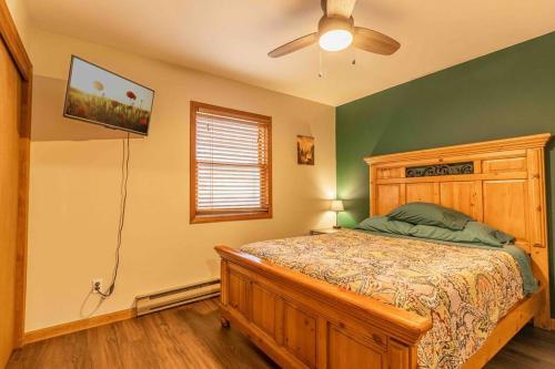 Llit o llits en una habitació de Pocono Chalet - Hot Tub - Game Room