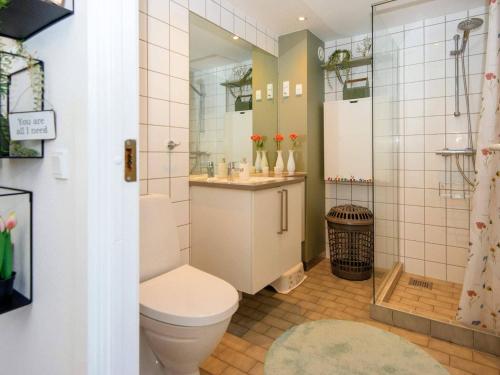 リンケビングにあるHoliday home Ringkøbing IXのバスルーム(トイレ、シャワー付)