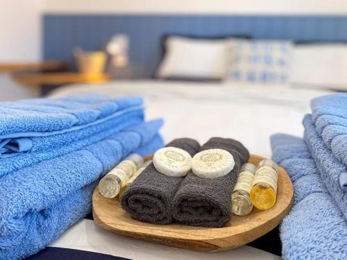 een dienblad met handdoeken op een bed naast een bed bij Casa da Baleia T2 in Vila Franca do Campo