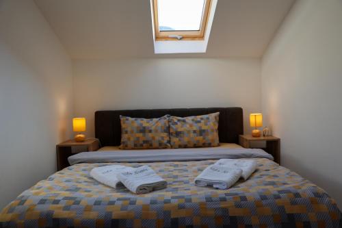 una camera da letto con un letto e due asciugamani di Vila Nemir Zavojsko jezero a Pirot