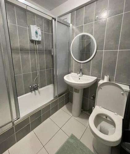 uma casa de banho com um WC, um lavatório e um chuveiro em Huge Cozy 5+1 Flat em Istambul