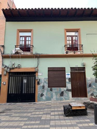 un edificio con dos puertas y dos ventanas en Hermoso apartamento en Pasto. Central parque San Andrés, en Pasto