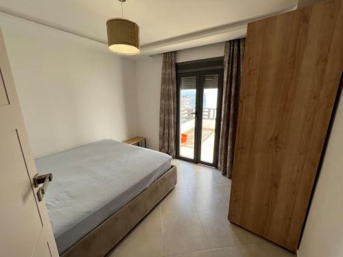 een slaapkamer met een bed en een deur naar een balkon bij Mdi’q frente al mar in M'diq