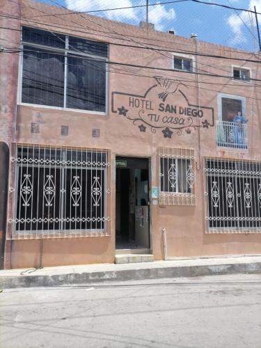 a hotel san diego building on a street at San Diego Tu Casa in Campeche