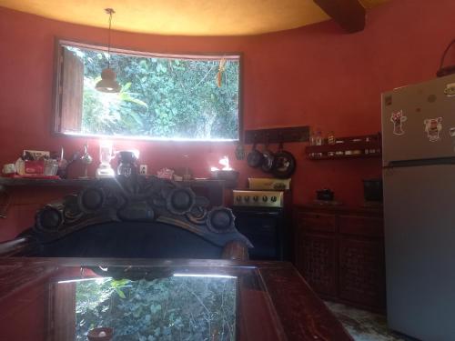 uma cozinha com um fogão e uma janela em Rabbit Home Xilitla cuarto Arcoiris 