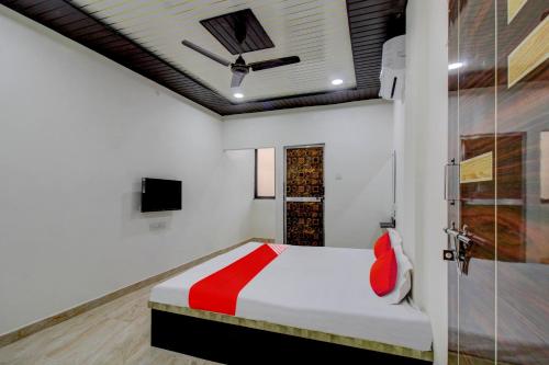 a bedroom with a bed and a ceiling fan at OYO Flagship Hotel Galaxy in Nagpur
