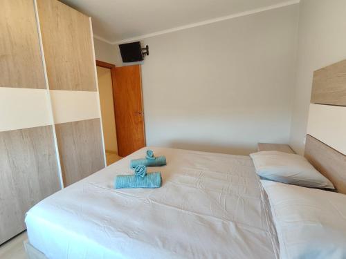 Una cama con una toalla azul encima. en Family apartment Besos en Barcelona