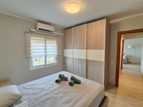 Un dormitorio con una cama con dos objetos verdes. en Family apartment Besos en Barcelona