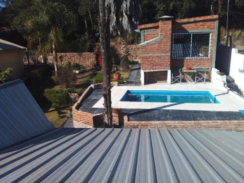 Aussicht vom Dach eines Hauses mit Pool in der Unterkunft CASA LA QUEBRADA in Cordoba