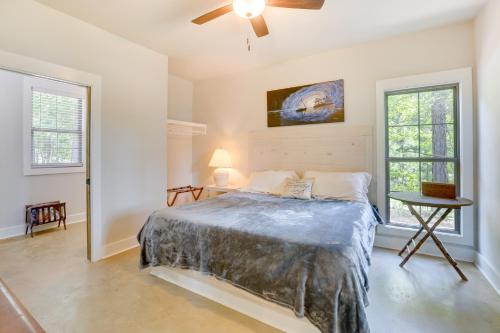 Schlafzimmer mit einem Bett und einem Deckenventilator in der Unterkunft Charming Eclectic Vacation Rental with Beach Access! in Eclectic