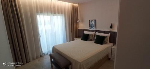 Una habitación de hotel con una cama y una ventana. en Lagos Beach Apartment, en Lagos
