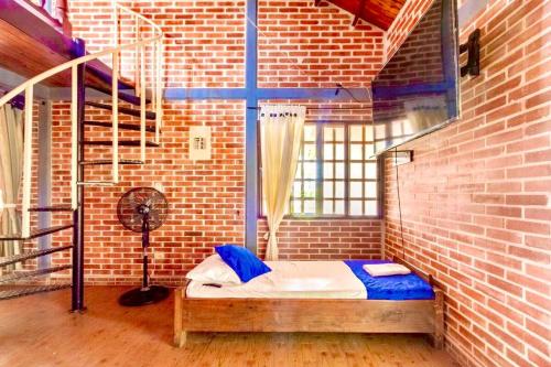a room with a bed in a brick wall at Finca Hacienda el Morichal in Villavicencio