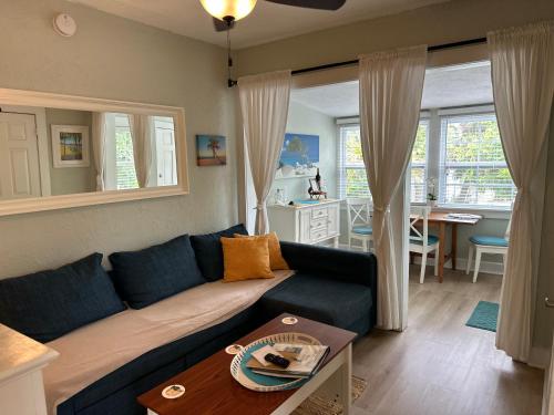 un soggiorno con divano blu e tavolo di PAG Beachhouse Rentals a St Pete Beach