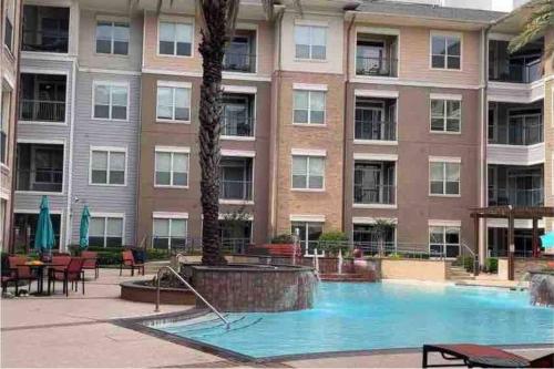 una piscina di fronte a un edificio di Texan Blues a Houston