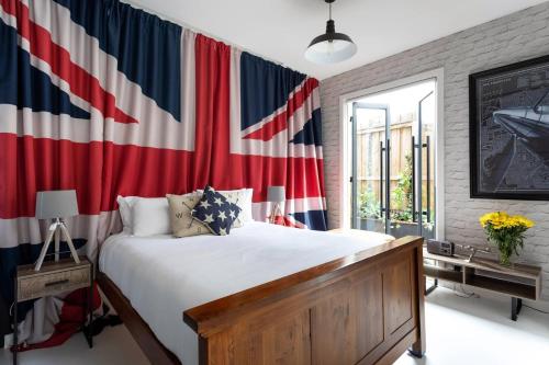 Postel nebo postele na pokoji v ubytování The Kings Domain at The House of Windsor by Ready Set Stay - Ground Level