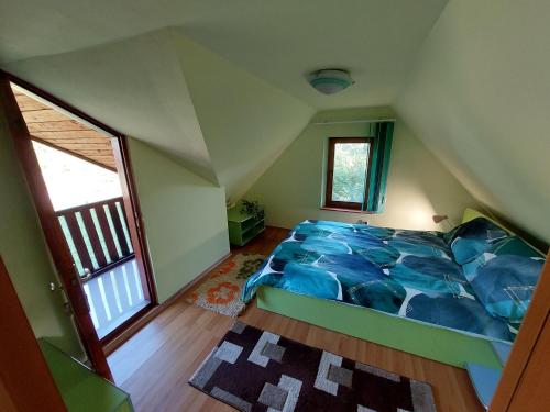 een slaapkamer met een groot bed op zolder bij Cabană cu teren de tenis in Băniţa