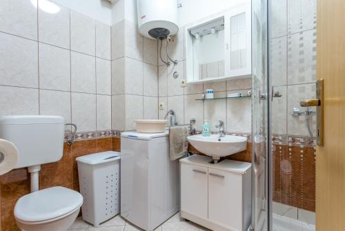 bagno con servizi igienici e lavandino di Apartments with a parking space Kastel Stari, Kastela - 17964 a Kaštela (Castelli)