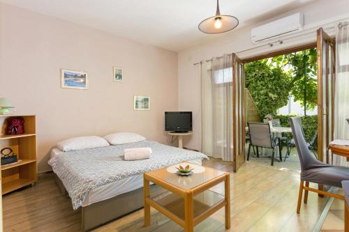 Apartments with parking space Kastel Stafilic, Kastela - 20802