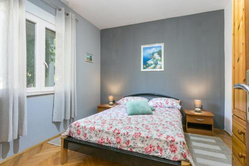 ein Schlafzimmer mit einem Bett und zwei Fenstern in der Unterkunft Apartments with a parking space Kastel Stafilic, Kastela - 20802 in Kaštela