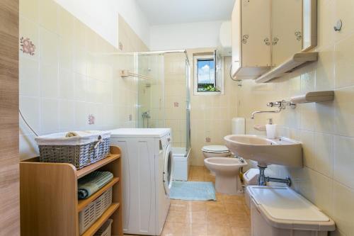 ein kleines Bad mit einem Waschbecken und einem WC in der Unterkunft Apartments with a parking space Kastel Stafilic, Kastela - 20802 in Kaštela