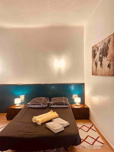 une chambre avec un lit avec deux tables et deux lampes dans l'établissement Studio dans très belle Bastide 18ème siècle, à Aix-en-Provence