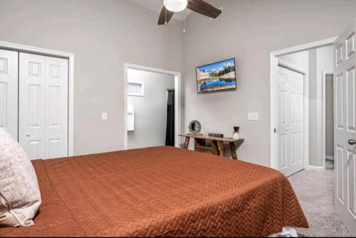 1 dormitorio con 1 cama grande y ventilador de techo en Beautiful home, en Rocky Mount