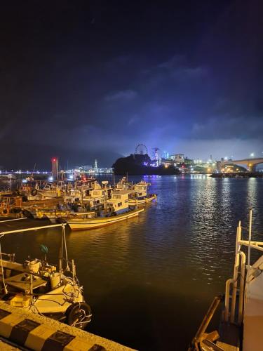 Sacheon Stay في ساتشيون: مجموعة من القوارب رست في الماء في الليل