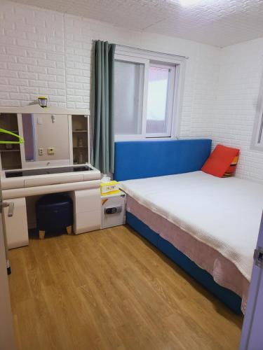 A bed or beds in a room at Sacheon Stay