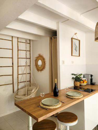 une salle à manger avec une table en bois et une chaise dans l'établissement Studio double climatisé avec terrasse - Proche Tram & Centre, à Montpellier