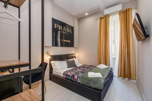 Habitación pequeña con cama y escritorio. en Empire Suites, en Roma