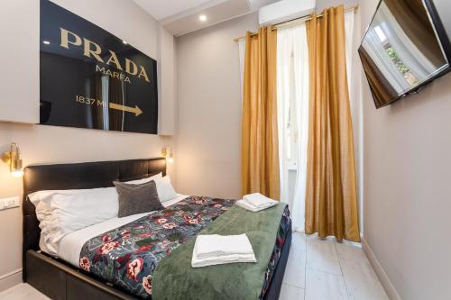 1 dormitorio con 1 cama y una ventana con cortinas de color naranja en Empire Suites en Roma