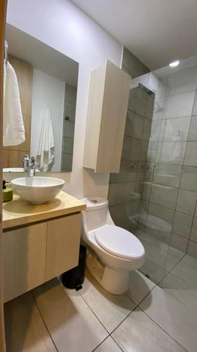 La salle de bains est pourvue de toilettes, d'un lavabo et d'une douche. dans l'établissement APARTAMENTO CABRERA 85.12, à Bogotá