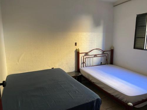 een kamer met 2 bedden in een kamer bij Casa in Águas de Lindóia