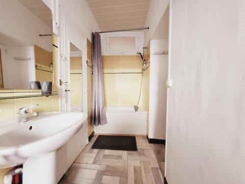 Et badeværelse på Bright apartment in Saint Ambroix near amenities
