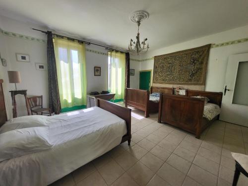 En eller flere senge i et værelse på Bright apartment in Saint Ambroix near amenities