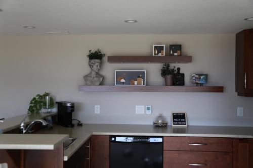 Virtuvė arba virtuvėlė apgyvendinimo įstaigoje Yucca Tree-Licensed