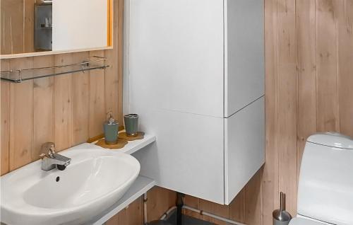 y baño con lavabo blanco y aseo. en Nice Home In Nrb With 2 Bedrooms, en Nærbø