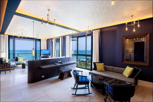 Гостиная зона в Baba Beach Club Hua Hin Luxury Pool Villa by Sri panwa