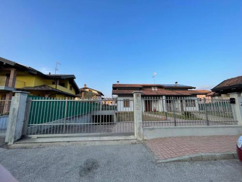 a fence in front of a building with houses at Villetta 2 piani in Borgo Ticino
