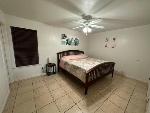 1 dormitorio con 1 cama y ventilador de techo en Zen Space @ Harker Heights, en Harker Heights