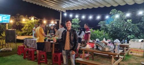 ダラットにあるHoa Sơn Điền Viên Homestayの人間の席