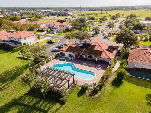 an aerial view of a home with a swimming pool at Affordable 4 Br Luxury Villa near Disney/Private Pool/Arcade/Game room in Orlando