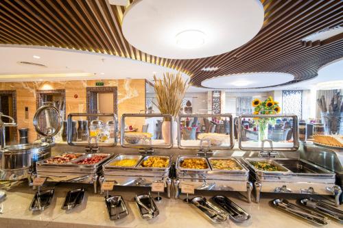 Un restaurante o sitio para comer en Luxtery Hotel