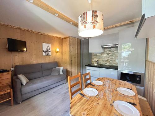 un salon avec une table en bois et un canapé dans l'établissement Studio rénové aux pieds des pistes des Chavannes, cœur de station, balcon, 4 couchages - FR-1-623-260, aux Gets